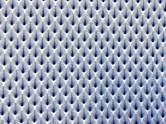 BIO-Organic Baumwolljersey mit geometrischem Muster, pink und blau auf weißem Hintergrund